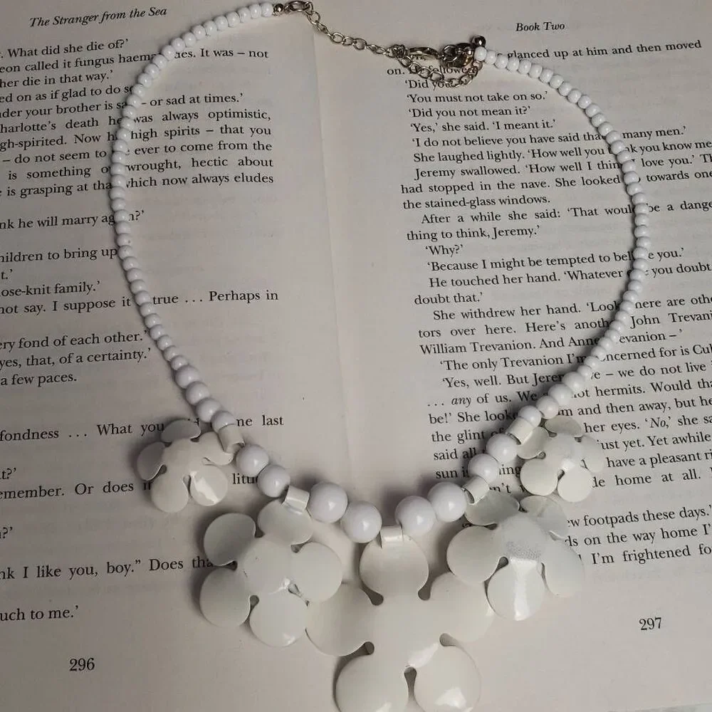 White‎ Floral Statement Necklace
